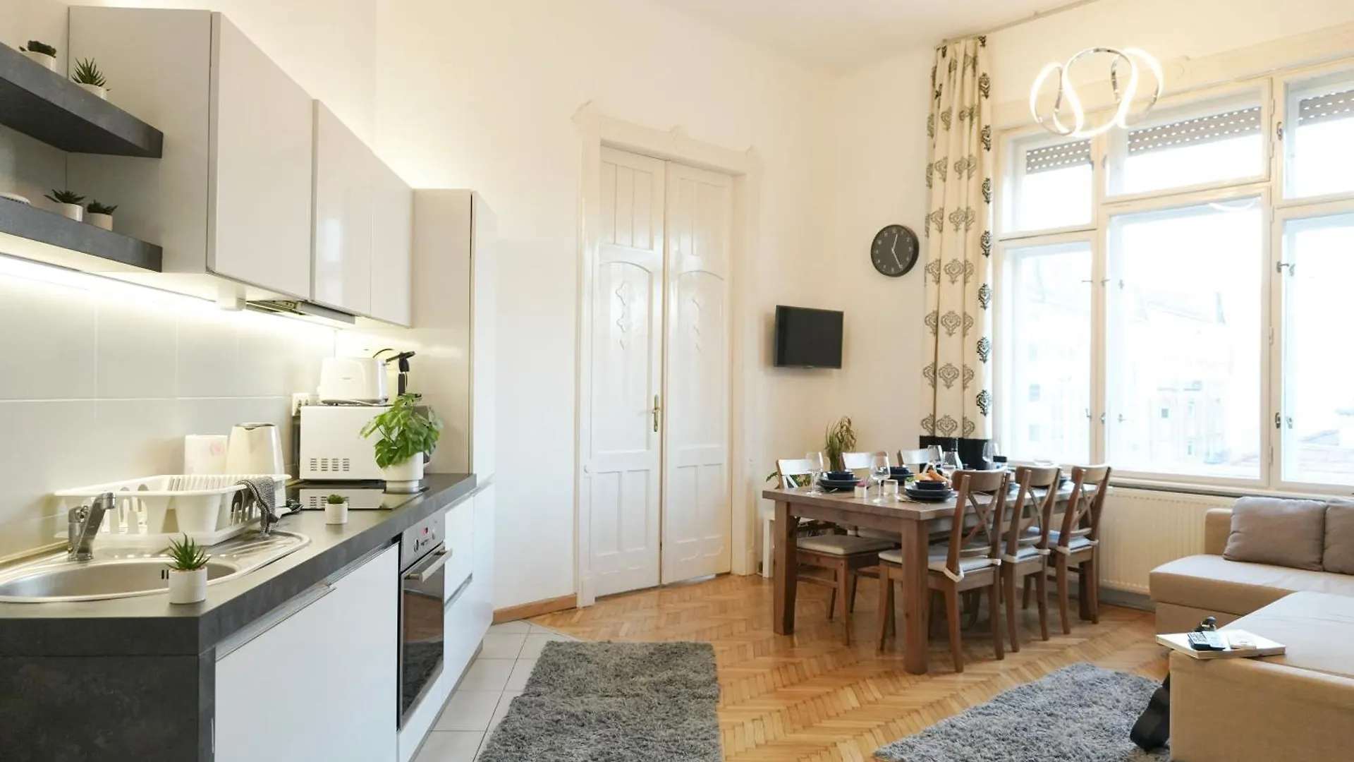 Budapest HomeBase 3BEDRS 2BATHS Jewish Quarter