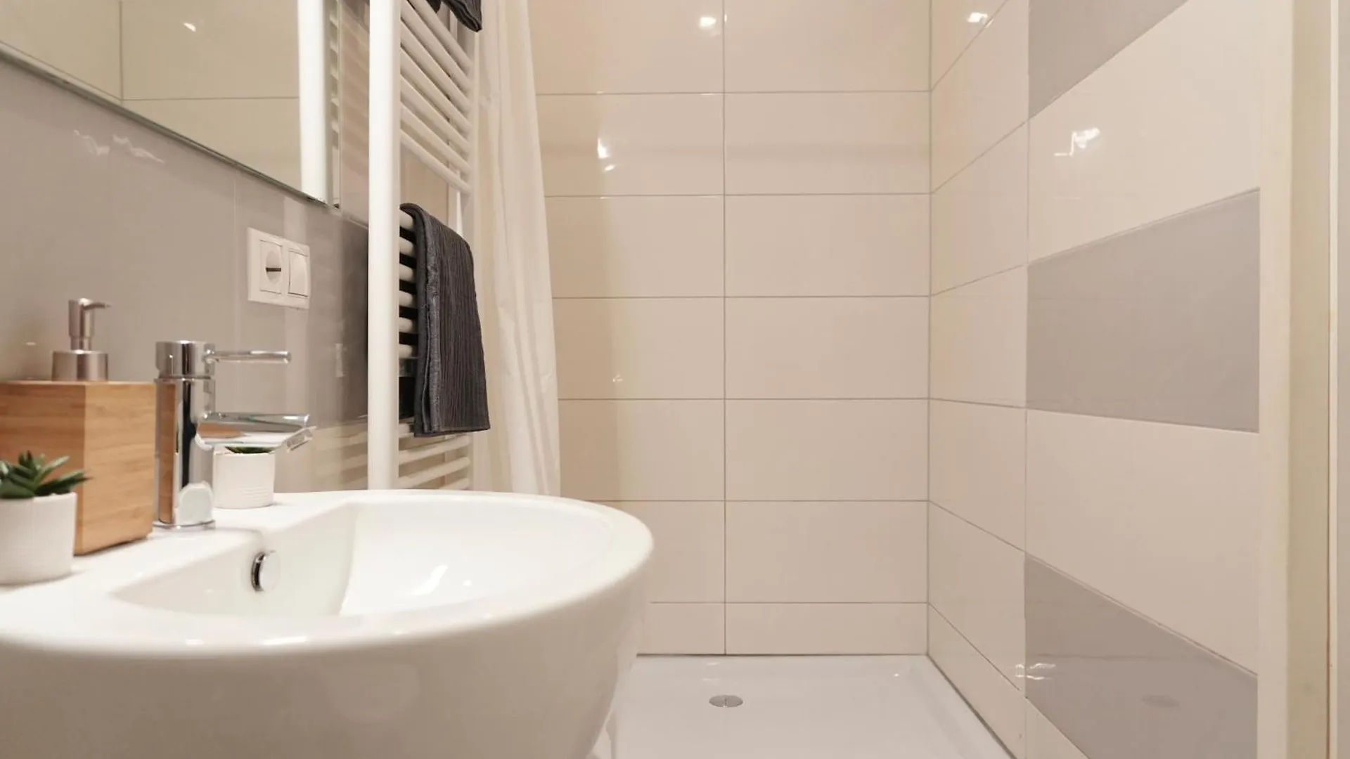 Budapest HomeBase 3BEDRS 2BATHS Jewish Quarter
