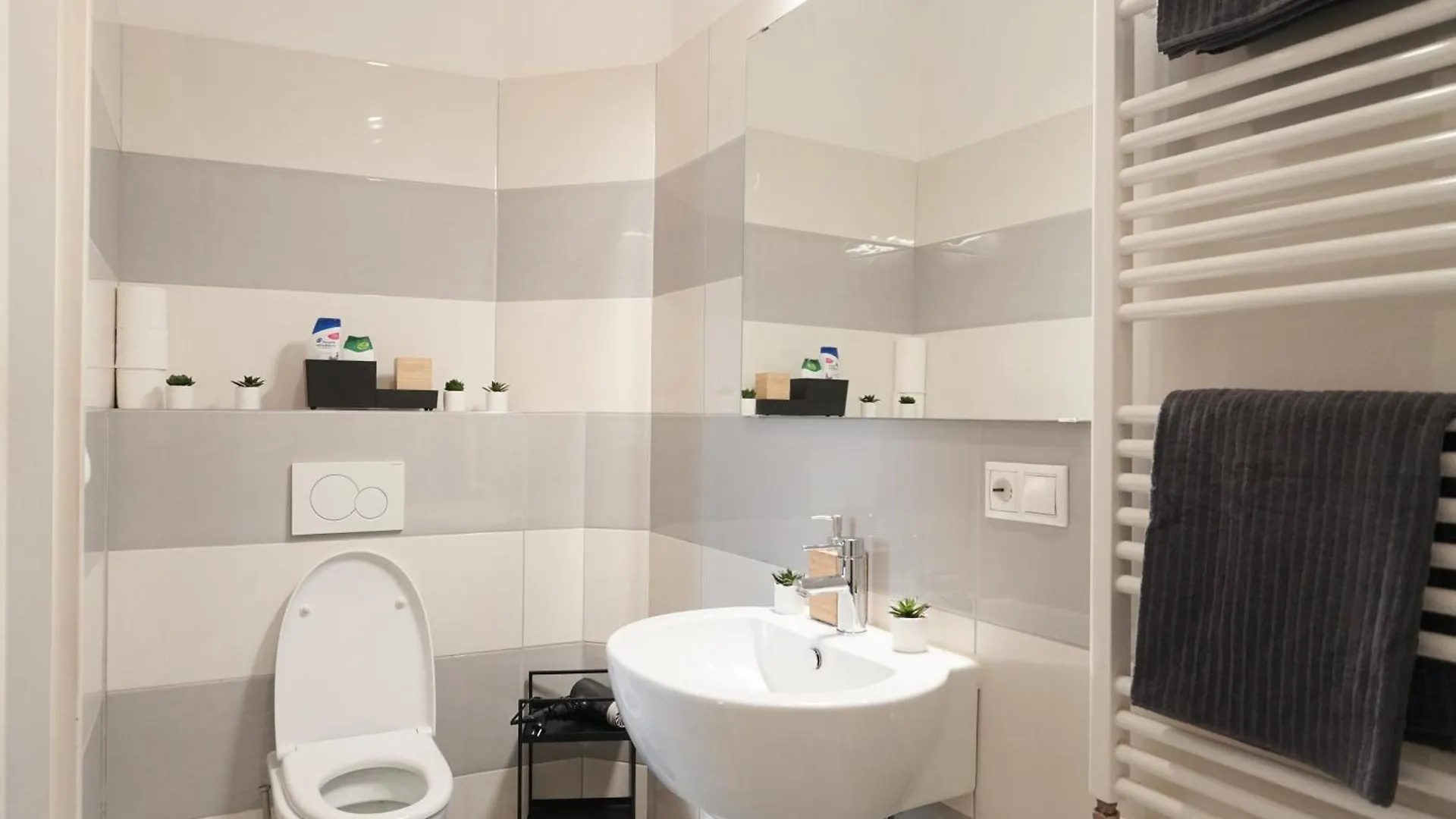 Budapest HomeBase 3BEDRS 2BATHS Jewish Quarter 0*,