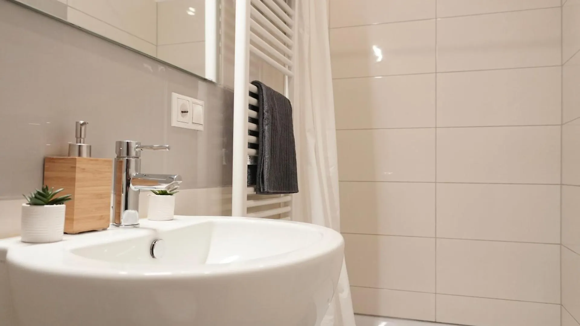Budapest HomeBase 3BEDRS 2BATHS Jewish Quarter